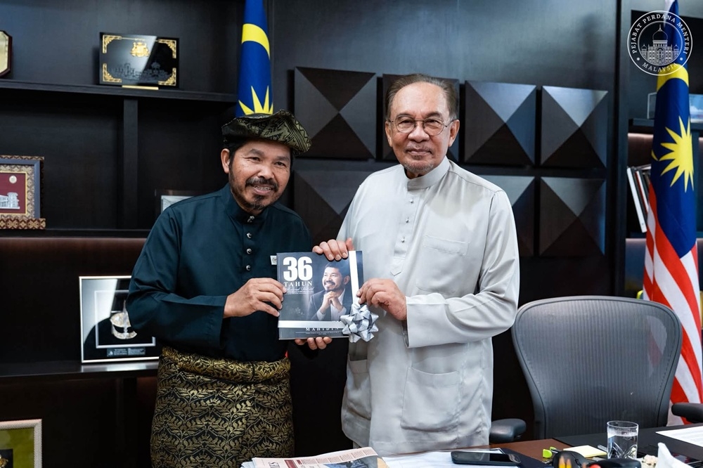 PM receives farewell visit from Chief Statistician Uzir Mahidin ahead of retirement, thanks him for years of service