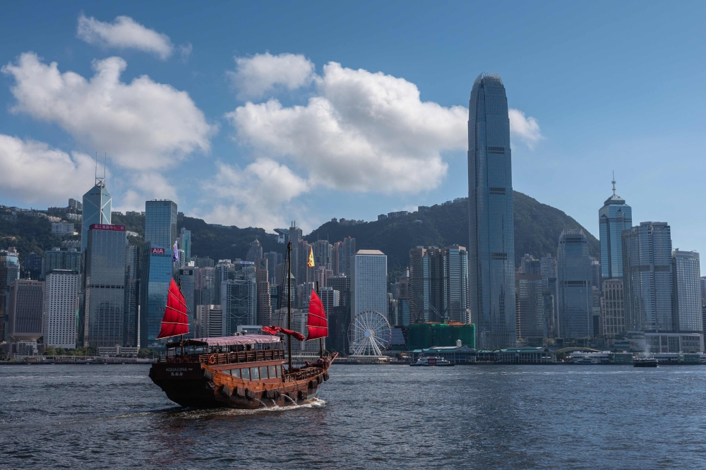 Chinese investors rush to Hong Kong as Beijing tightens overseas stock trading rules