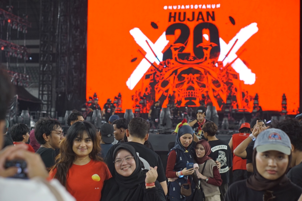 The Hujan XX: 20th Anniversary concert last weekend saw 17,000 fans flocking to the National Hockey Stadium. — Picture by Arif Zikri 