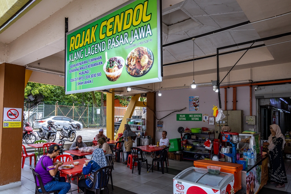 A stall selling ‘rojak’ and ‘cendol’ at the iconic Pasar Jawa, near the Jambatan Kota station. — Picture by Firdaus Latif