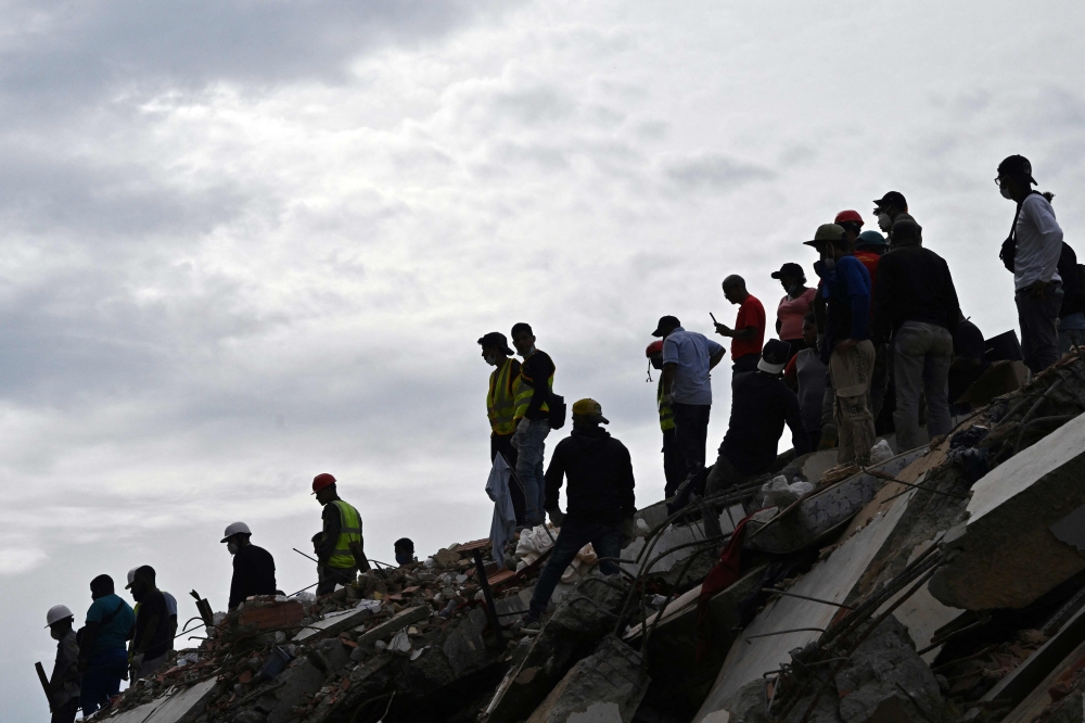 Families demand help with recovering Venezuela's quake victims