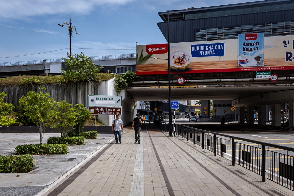 Subang Jaya resident Shashi Dharan (left) and his son Anand said the path from Jambatan Kota Station towards Klang town was very pleasant as it was very clean. — Picture by Firdaus Latif