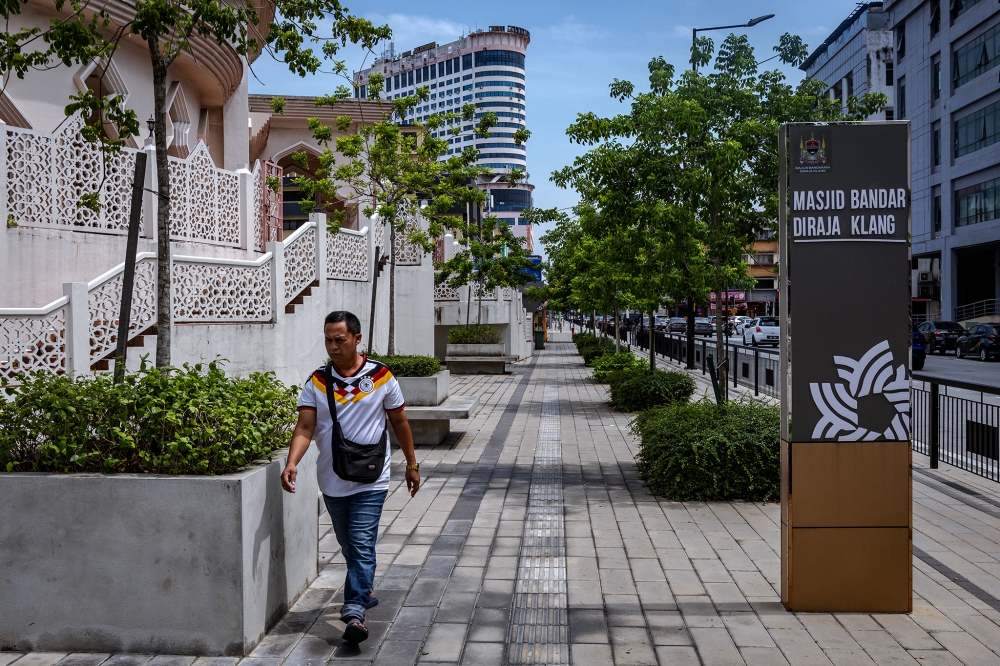 The pedestrian walkway in front of Masjid Bandar Diraja Klang. — Picture by Firdaus Latif