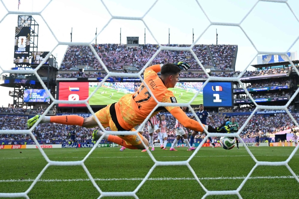 La France vient à bout du Paraguay pour un choc contre le Maroc en Coupe du monde
