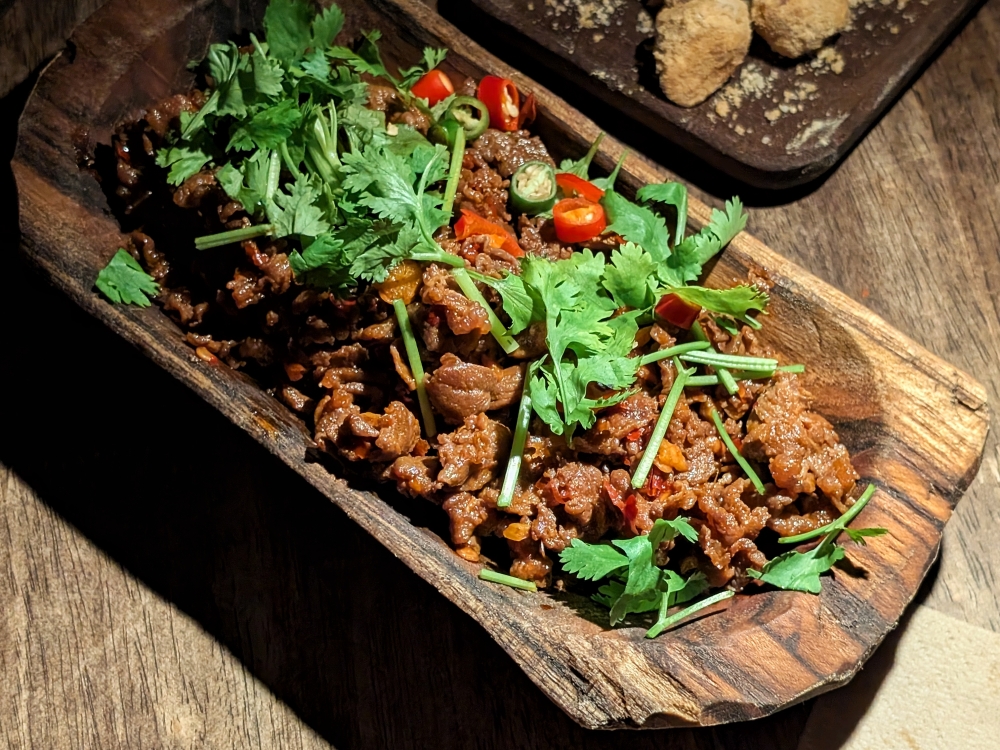 Mountain-style chilli beef uses the ‘ciba la jiao’ paste, one of Guizhou’s staple ways of preparing chillies. 