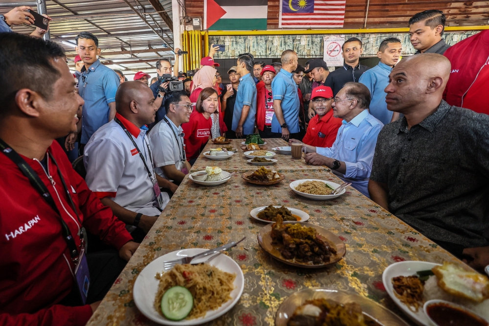 Anwar kicks off second day of Johor campaign with Layang‑Layang breakfast meet‑and‑greet