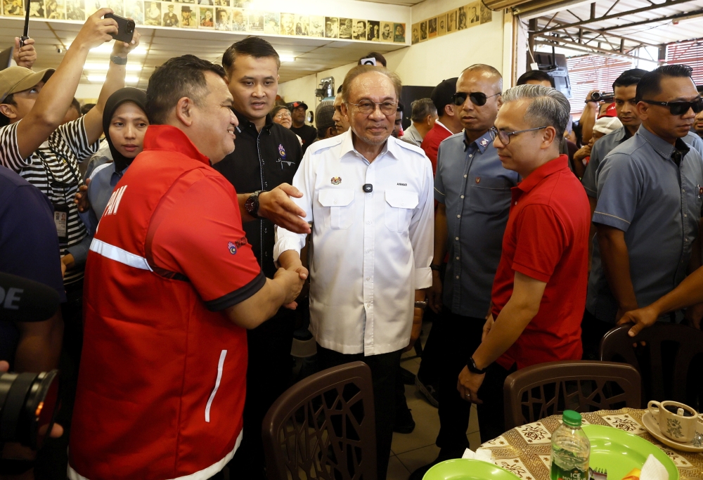Anwar: Malaysia and Singapore to launch digital immigration system and new lanes by January