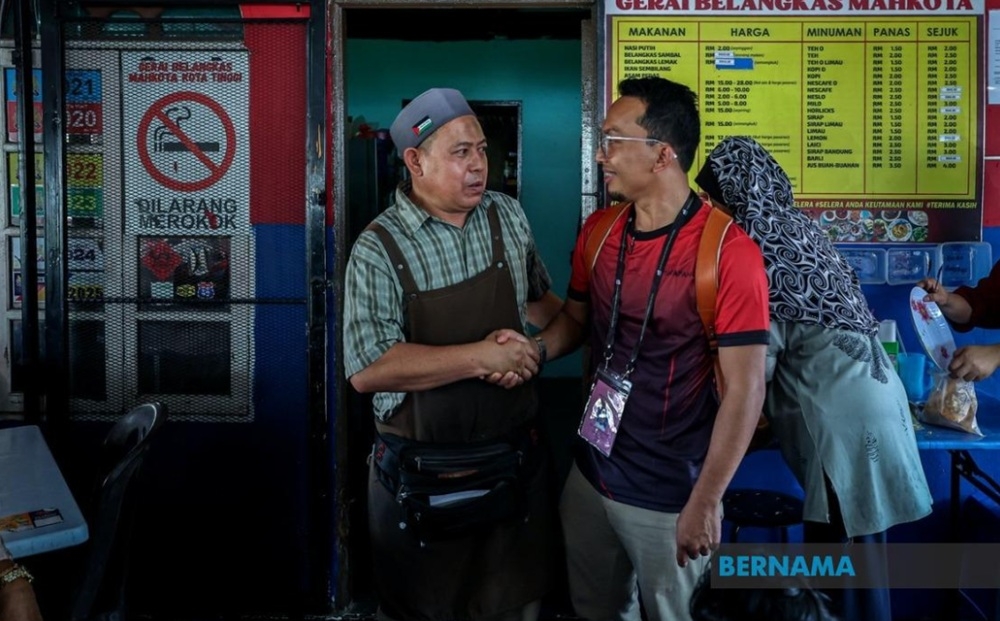 Johor polls: Pakatan’s Pasir Raja candidate courts youth and Felda settlers using hybrid approach