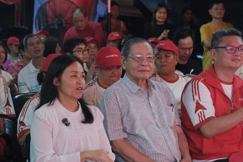 DAP veteran Tan Sri Lim Kit Siang (centre) makes a brief appearance at a Pakatan Harapan campaign event in Taman Perling, Johor Bahru, during the run-up to the Johor state election. — Picture by Ben Tan