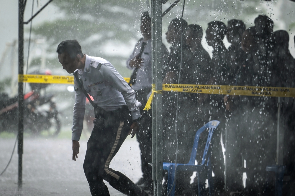 Heavy rain fails to dampen Johor early voting at police HQ