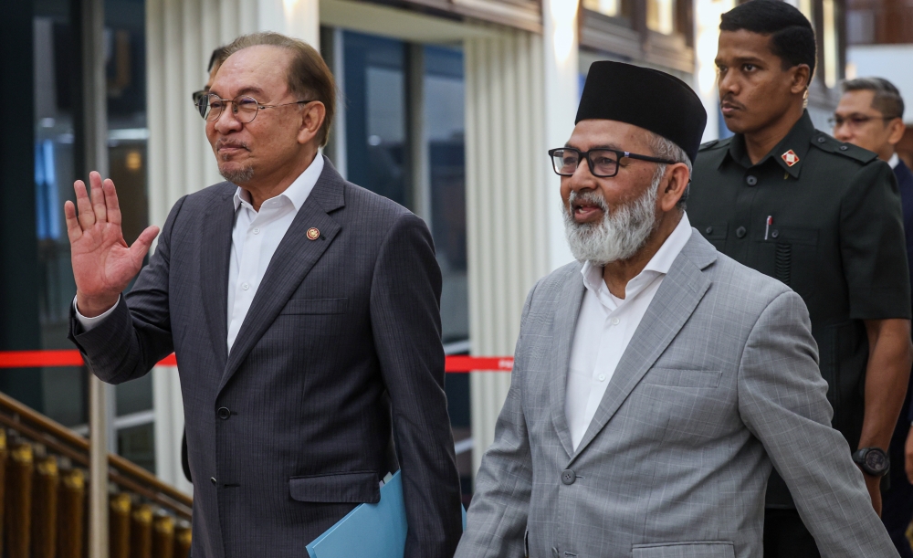 Anwar déclare que le gouvernement examinera les allégations des détaillants de carburant concernant les pertes dues aux fluctuations des prix