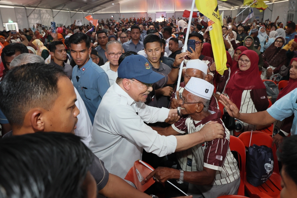 Anwar says Putrajaya mulling Land Act amendment for multiple houses on Felda lots