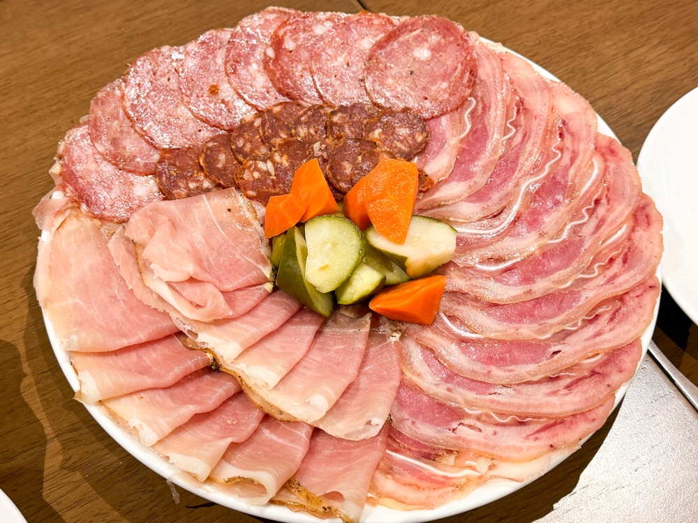 Kinfolk Restaurant: Glorious house-made charcuterie, dry-aged pork chops, a unique chrysanthemum leaf salad and more in PJ Sea Park