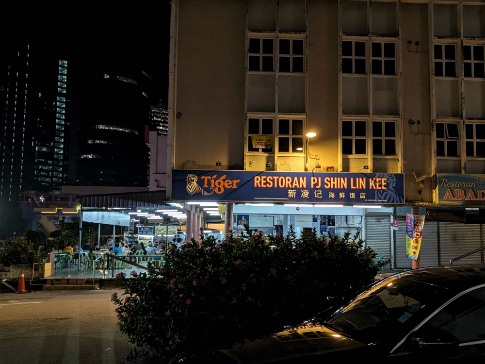 Shin Lin Kee sits on the corner of Jalan Yong Shook Lin and Jalan 52/10, just a few metres away from Menara PKNS. — Picture by Ethan Lau 