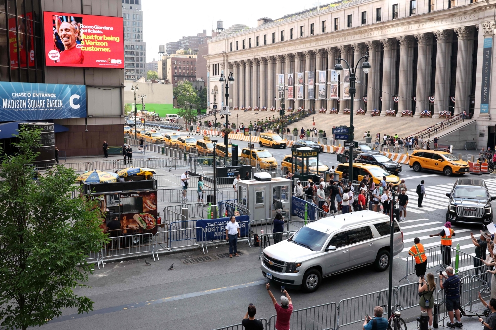 Taylor Swift fans pay US$25 for garbage from outside New York wedding