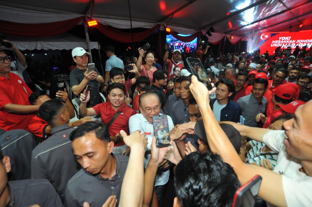 Pakatan chairman Anwar fires back in Johor, scoffing at political attacks branding him a pliant ‘Chinese tool’