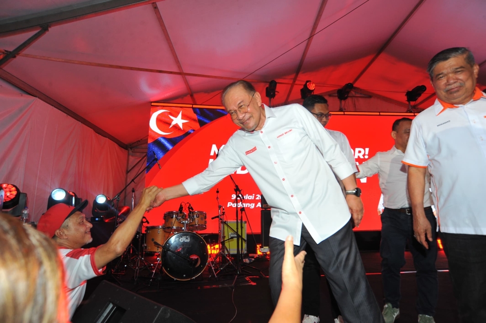 Pakatan Harapan chairman Datuk Seri Anwar Ibrahim with deputy chairman Mohamad Sabu at the Johor state election event in Taman Pelangi Indah, Johor Bahru last night. — Picture by Ben Tan