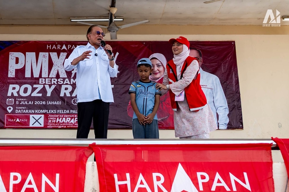 Anwar touched by boy’s plantation journey to meet him in Segamat, gifts bicycle after visit