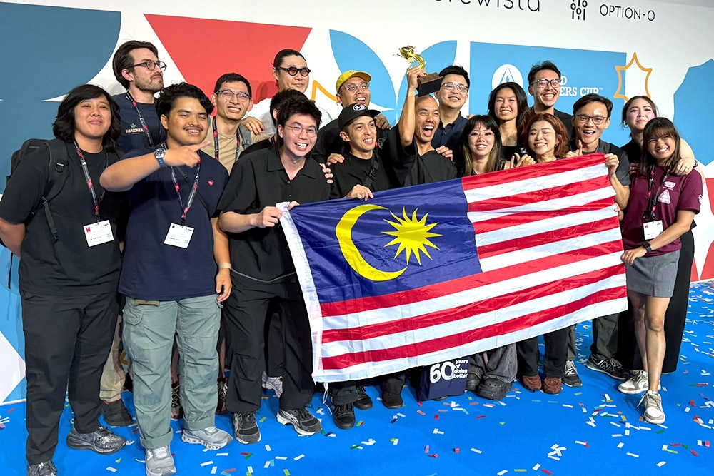 Afloat Coffee Roaster’s Jimmy Leong (third from left, front row) recalls how Malaysians at the venue celebrated Nas Jaafar’s historic victory. — Picture courtesy of Nas Jaafar and Jhon Christhoper