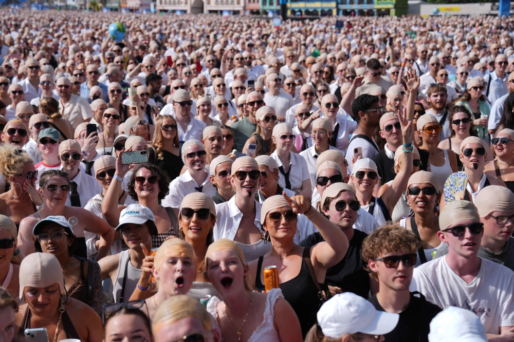 Pitbull fans go ‘bald’ in London to set Guinness World Record