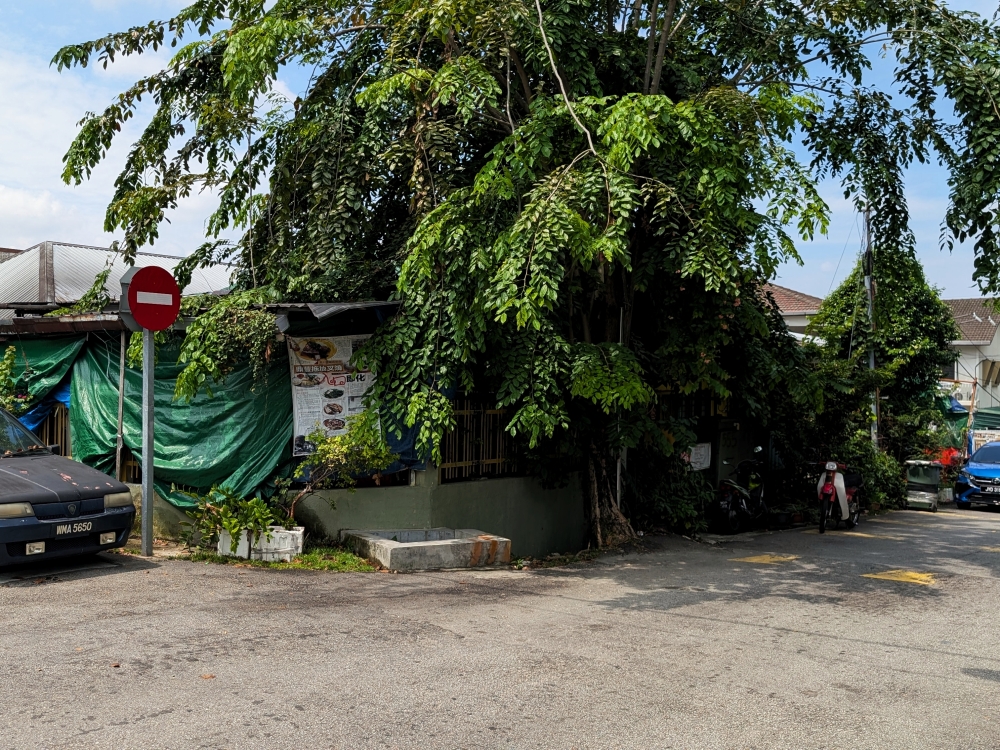 It can be hard to spot, but The Home Cooking Dishes can be found underneath a big tree on the intersection of Jalan SS 9A/12 and Jalan SS 9A/2. — Picture by Ethan Lau