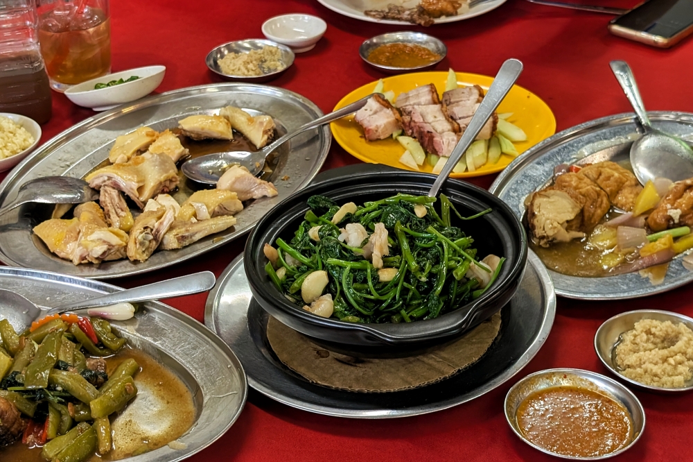 The Home Cooking Dishes, Sungai Way: Known for ‘tor dei char siew’ and poached ‘kampung’ chicken, but the roast pork steals the show