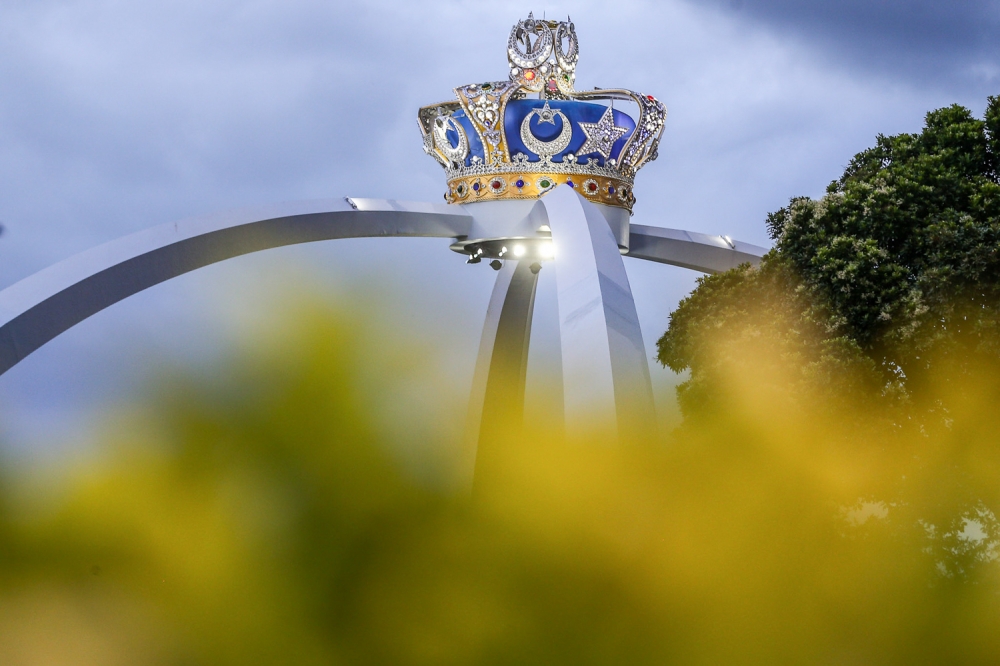 Johor MB swearing‑in: Media gather at Bukit Serene as palace keeps appointee’s name secret