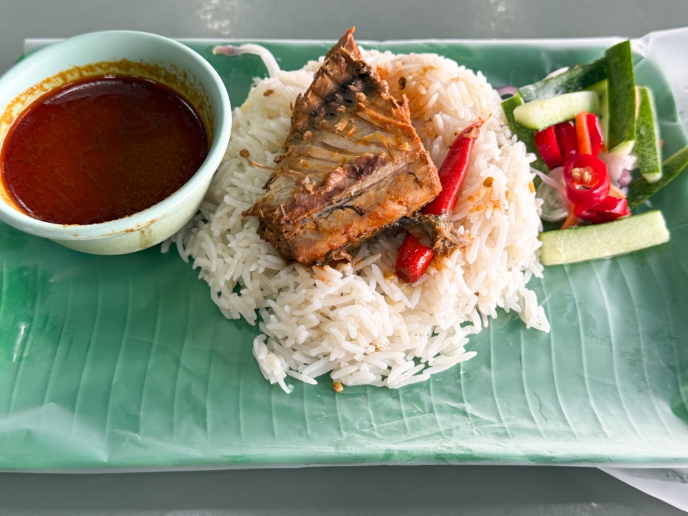 Nasi Dagang Ikan Aya may look plain when served but it's worth lining up for. — Picture by Lee Khang Yi