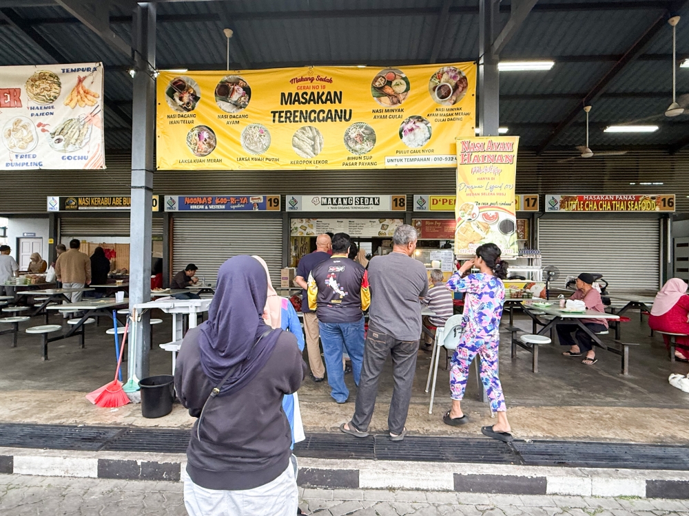 Look out for the queue that starts right in front of the stall as many regulars drop by to pack home with their breakfast. — Picture by Lee Khang Yi