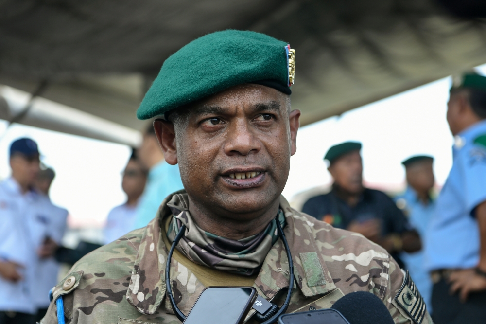 Commander of the Army Special Warfare Training Centre (PULPAK), Col. Nordin Abu, answers questions from the media after the closing ceremony of the Basic Commando Course Series AK/1/26 at Sultan Abdul Halim Mu’adzam Shah University (UniSHAMS) in Kuala Ketil recently. — Bernama pic