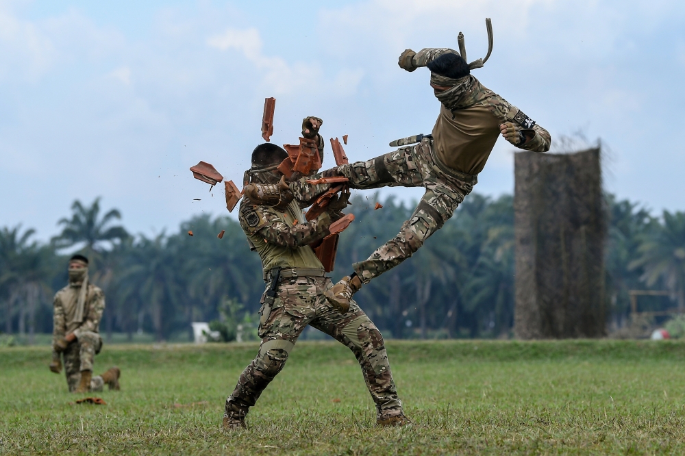 The Civil-Military Cooperation (CIMIC) programme showcased a wide range of military assets, a Prisoner of War Rescue Demonstration, Parachute Handling Skills, Special Forces Combat, Sniper drills, Insertion and Extraction techniques, and waterborne combat operation skills. — Bernama pic