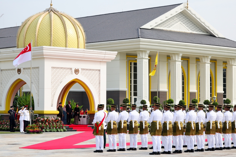 Singapore president gets 21-gun salute at Istana Negara in first Malaysia state visit