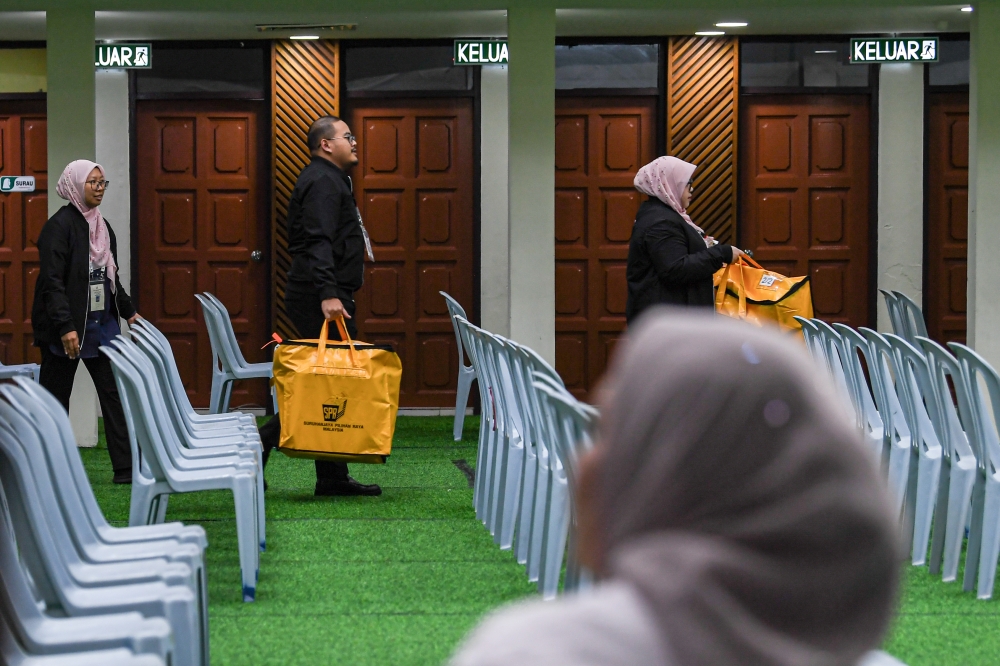 Election Commission officers carry ballot boxes to the official vote tallying centre for the Perling state constituency (N46) during the 16th Johor state election at Dewan Jubli Intan Johor Bahru, July 11, 2026. — Bernama pic 