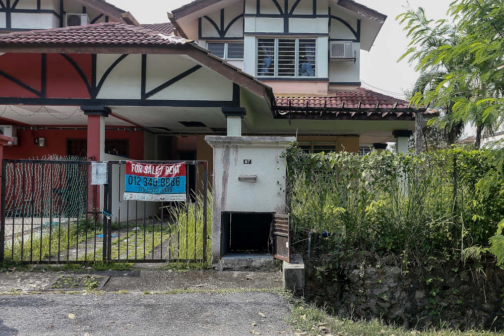As demand for rental housing grows in Kuala Lumpur, prospective tenants are urged to stay vigilant against fraudulent property listings. — Picture by Sayuti Zanudin