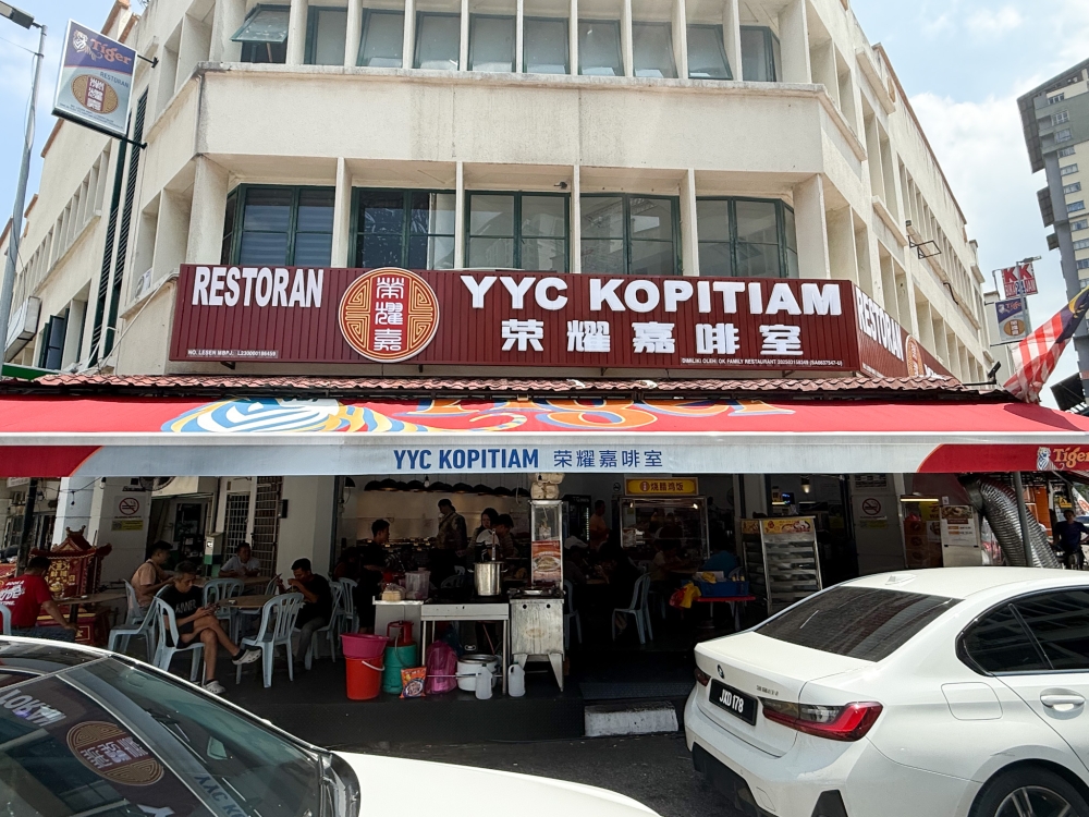 This corner coffee shop in Damansara Perdana is operated by new management, featuring curated stalls that offer economy rice, 'char kway teow', 'yong tau foo', chicken rice and more. — Picture by Lee Khang Yi