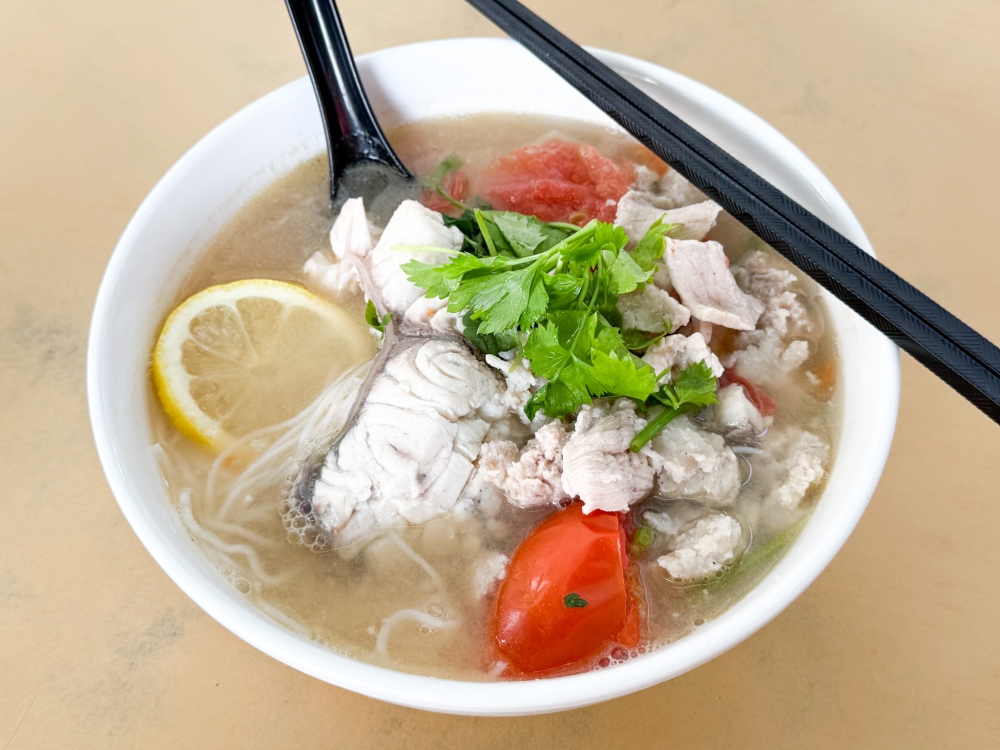 This stall inside Damansara Perdana’s Restoran YYC Kopitiam offers Chaozhou fish noodles, pork noodles and porridge cooked with care