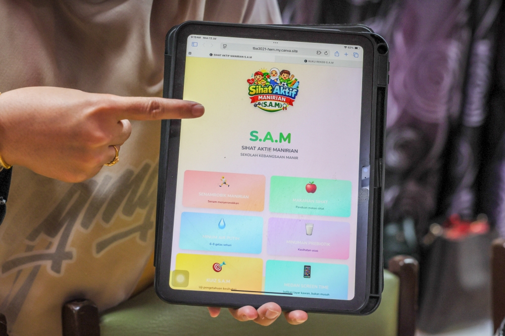 KUALA TERENGGANU, July 14 — A rise in the number of overweight pupils and their habit of consuming sugary food and drinks prompted two teachers at Sekolah Kebangsaan (SK) Manir to develop a digital application known as the Sihat, Aktif Manirian (SAM) programme to promote healthy lifestyle practices among pupils. — Bernama pic 