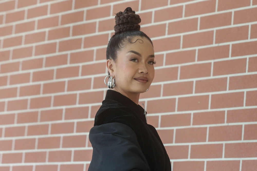 Singer MimiFly is excited to share the stage with Shila again as she feels both of them have perfect onstage synergy. — Picture by Sayuti Zainudin
