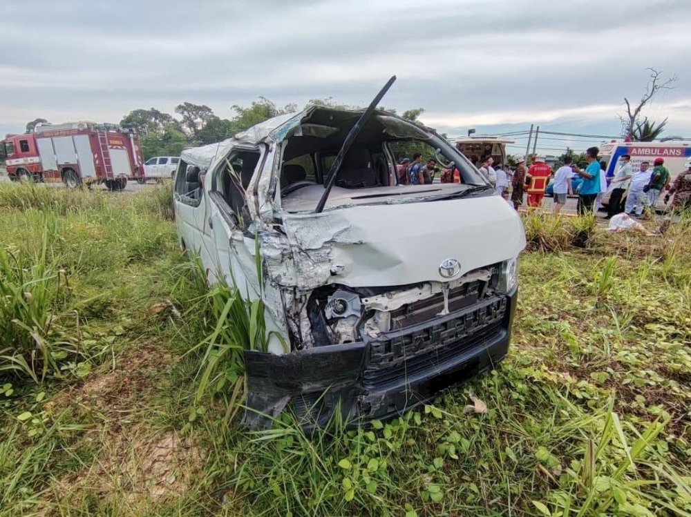Police are investigating a crash that injured nine Chinese tourists and both drivers on the Beaufort-Papar Road in Sabah. — Daily Express pic