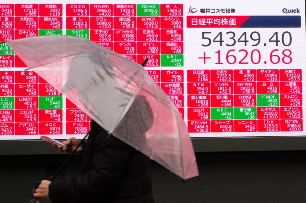 Asian stocks mostly sink as AI worries hammer tech