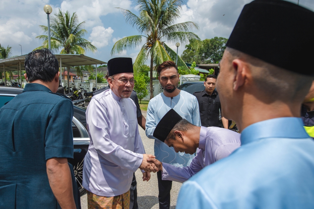 Anwar: Govt mindful many Malaysians, MSMEs still struggling despite Q2 GDP growth beating forecasts
