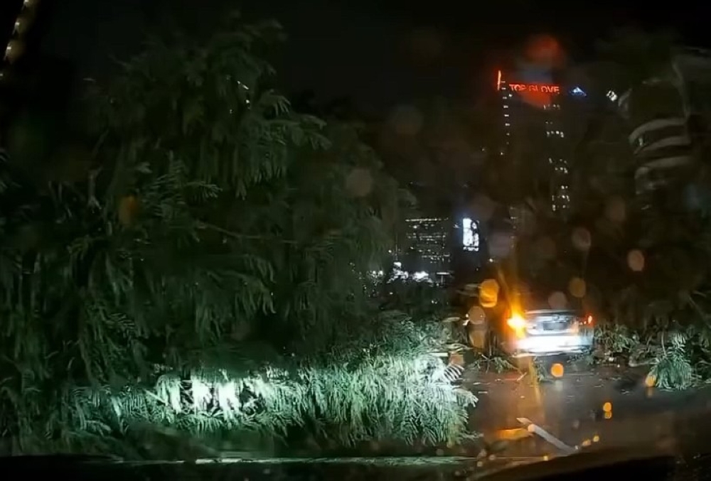 Man dies after tree falls on two cars along Jalan Tun Razak