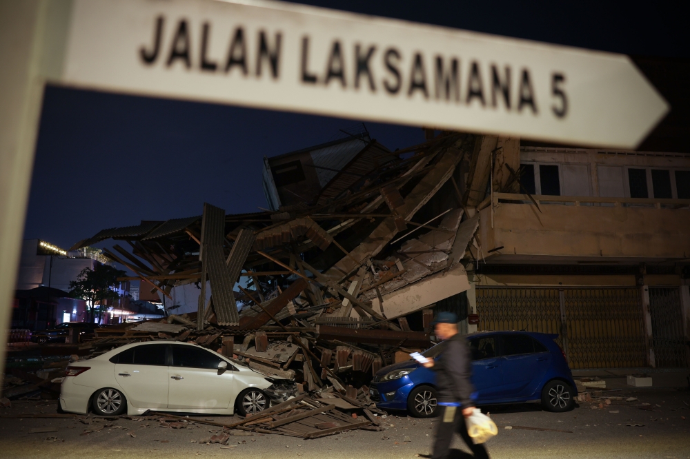 Rescuers halt search at wrecked Melaka shophouse amid fears of further collapse