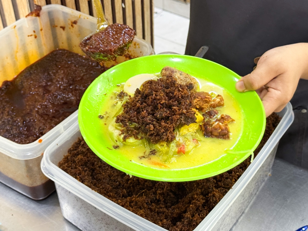 Kampung Baru’s Alfiyah Lontong Jawa Asli serves up exceptionally crispy ‘paru goreng’ with their ‘lontong’