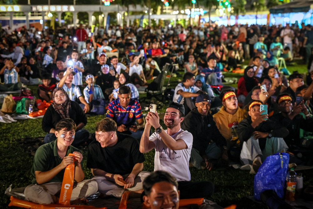 Dataran Merdeka turns into roaring stadium as 25,000 fans cheer Argentina vs Spain showdown