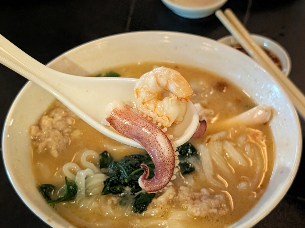Unlike conventional pork noodles, this style features squid and prawns, which impart a natural sweetness to the broth.