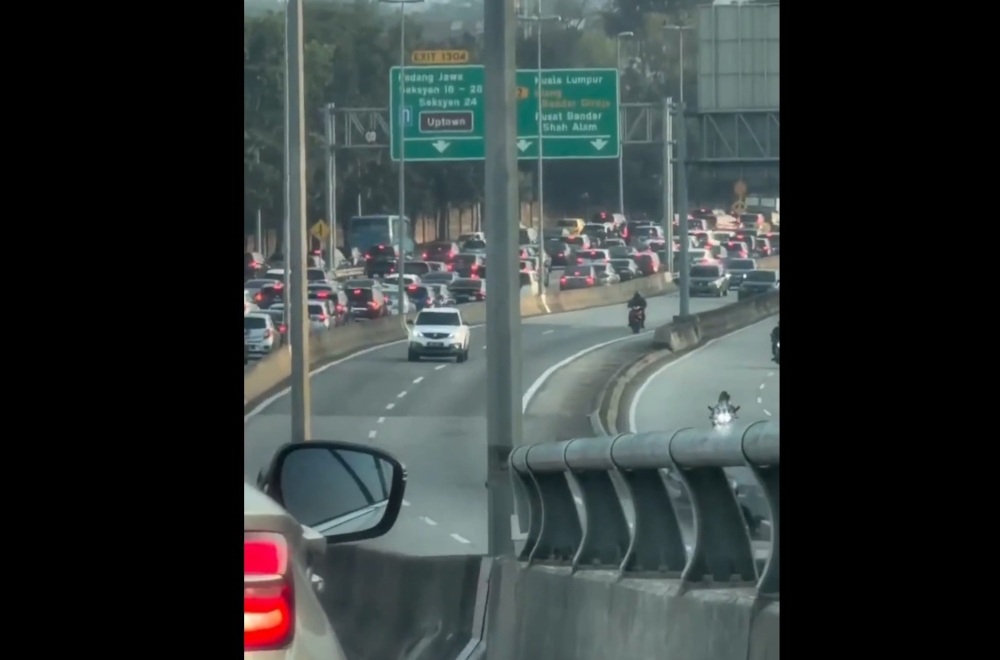 Lorry, motorcycle crash snarls traffic on LKSA towards Shah Alam