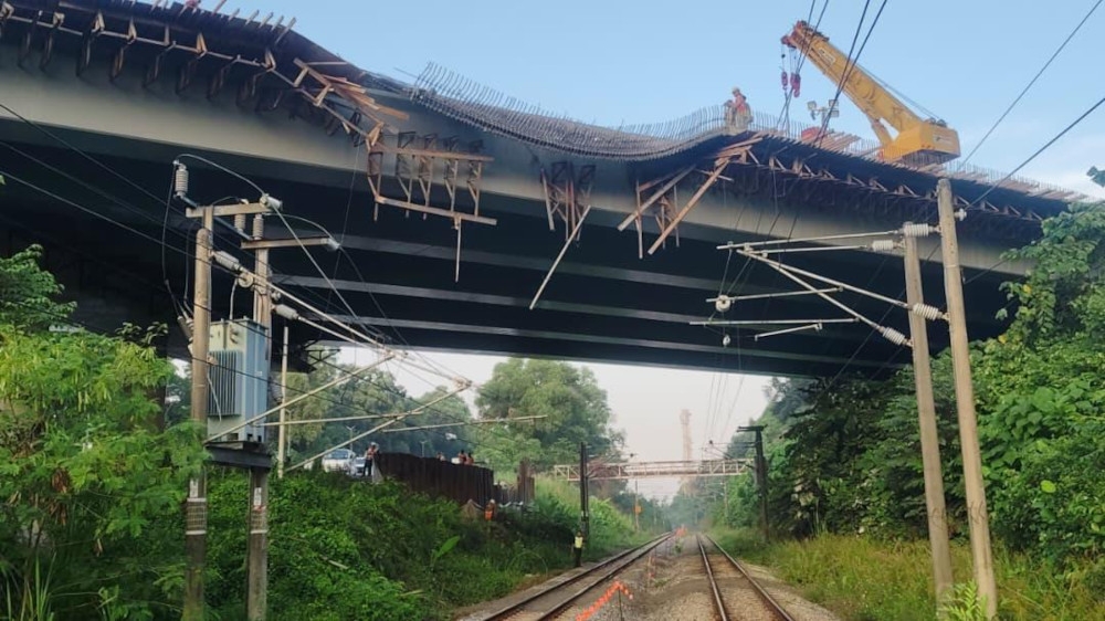 KTMB services disrupted after construction debris damages overhead line near Batang Benar