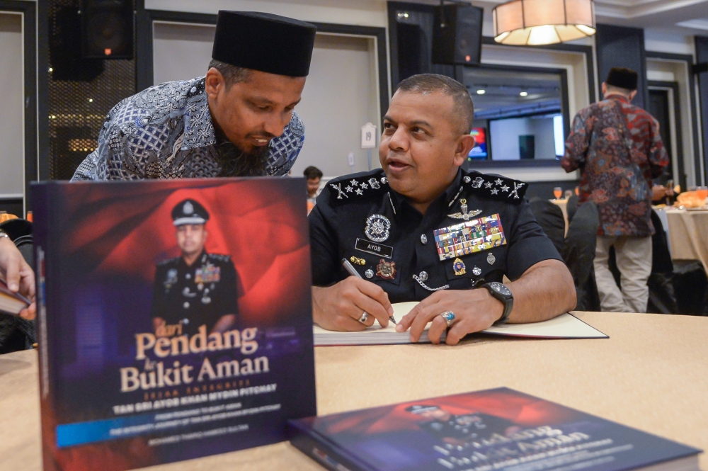 Of ‘kain pelikat’ and ‘pagoda’ shirt: Ayob Khan jokes about opening mamak shop after retiring from PDRM this Sunday
