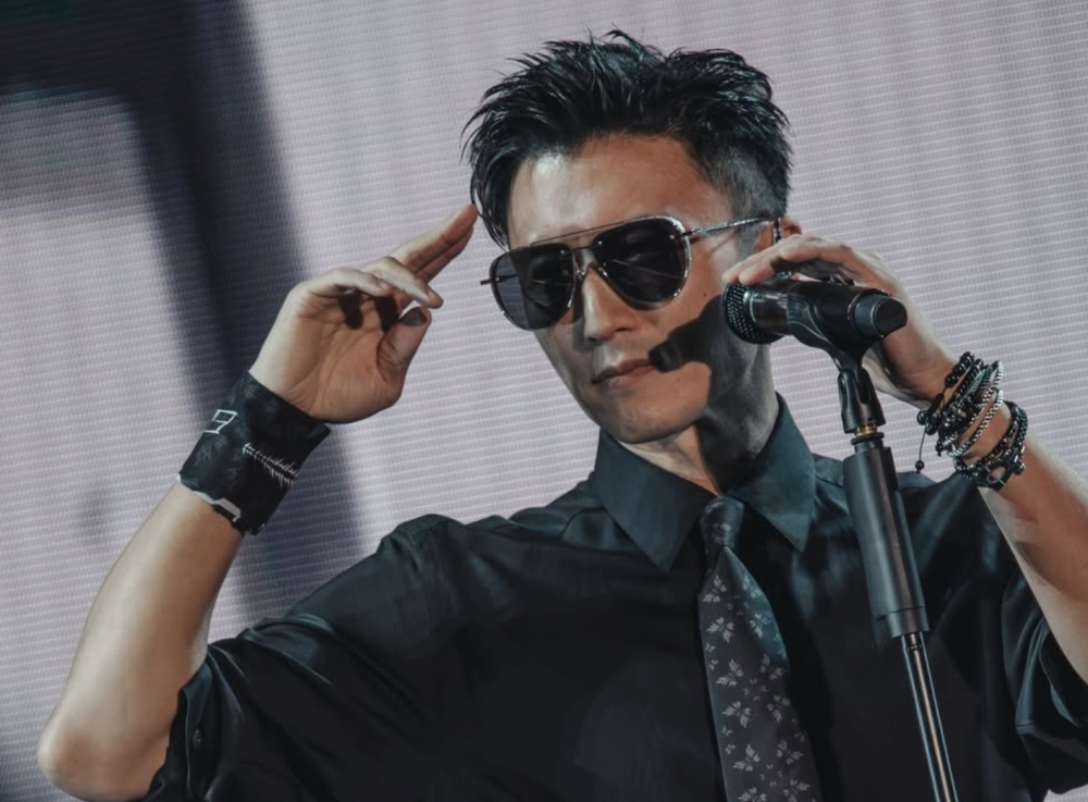 Nicholas Tse wears father Patrick Tse’s signature sunglasses and breaks down during first concert since his death (VIDEO)